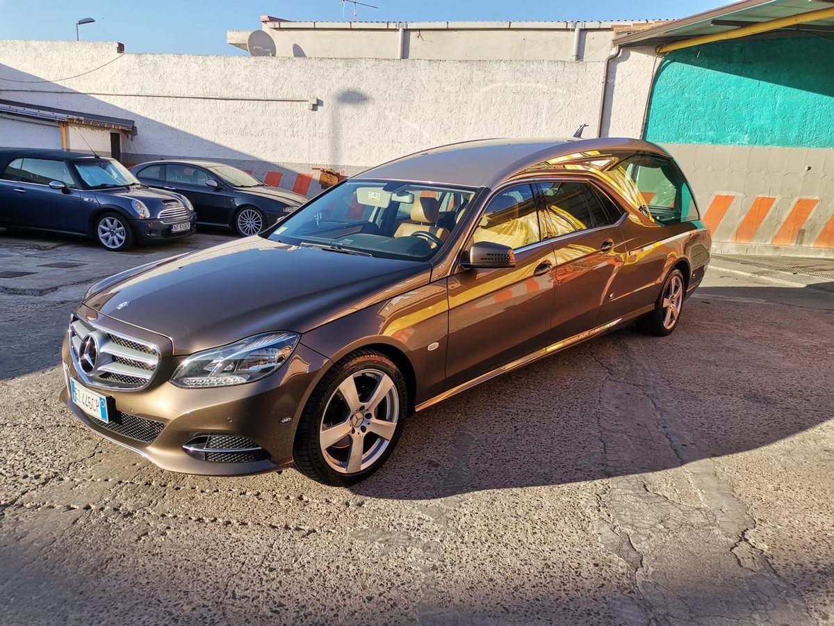 Carro funebre dell'agenzia funebre di Assemini pronto per il servizio